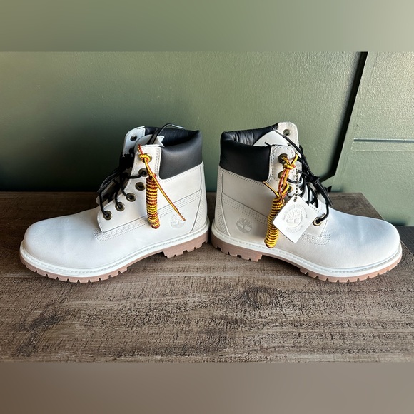 Light Grey Nubuck Timberland Women’s 6.5 Boots - Picture 3 of 7